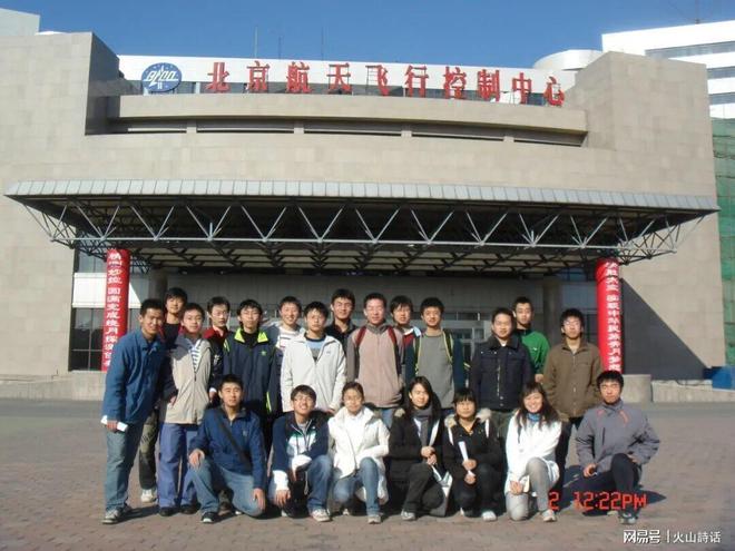 汪小菲抱5个月儿子外出散步，正脸被曝光，软软萌萌，胖乎乎的