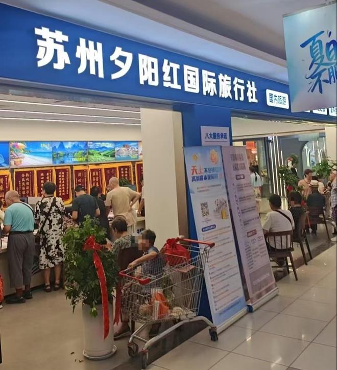 被巴黎街拍惊艳了!满街都是“长裙和长裤”打扮,却个个时髦高级