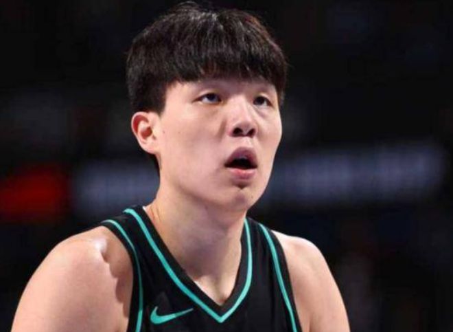 广东季后赛淘汰广州还有这一场面!焦泊乔抱着老东家一人寒暄许久