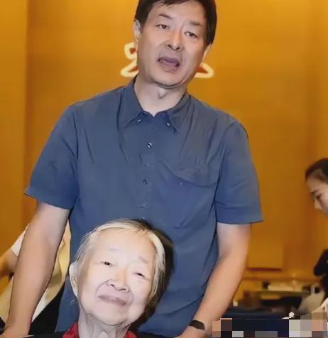 "你妈为你舞动" 大尺度猎奇《你妈》更新:巨乳丰臀