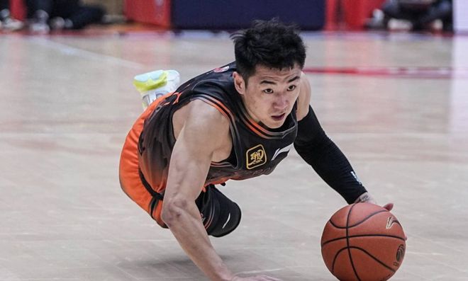 中国男篮21人集训大名单确定！6人缺席惹争议，战日本埋3大隐患