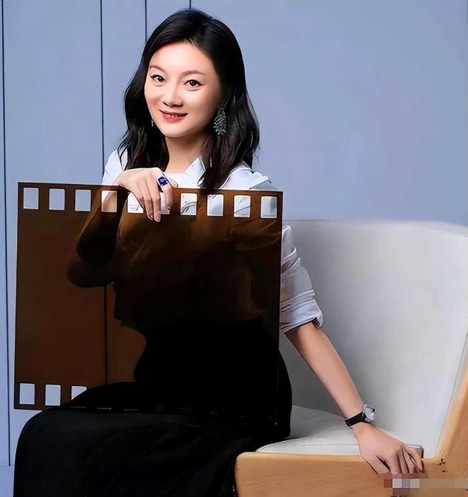 于和伟给8个哥姐全款各买一套房，被三哥指着鼻子骂，从不解释的他，这次红着眼回了一句话..