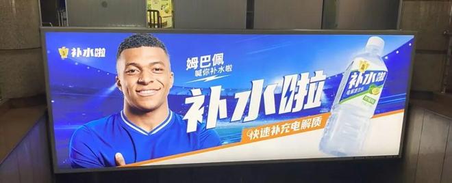 45岁满头银丝，却帅得一塌糊涂