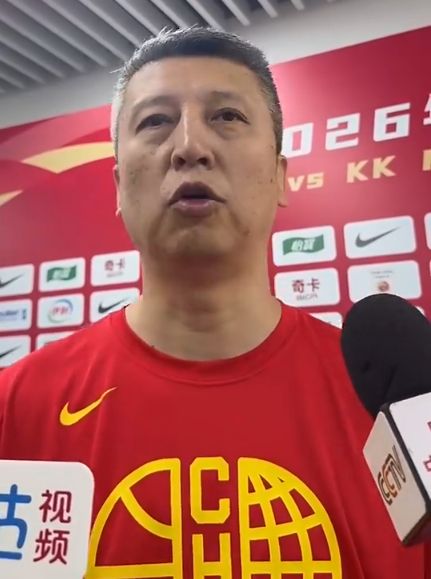 广东季后赛淘汰广州还有这一场面!焦泊乔抱着老东家一人寒暄许久