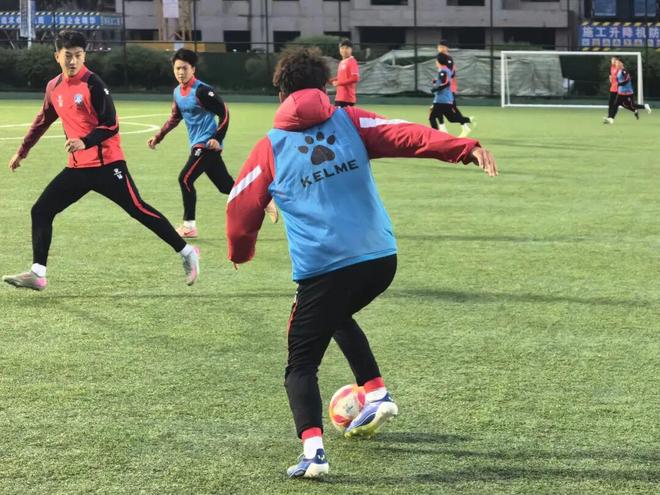 蒂法比基尼手办亮相：泳装包裹圆润曲线 姿态诱人！