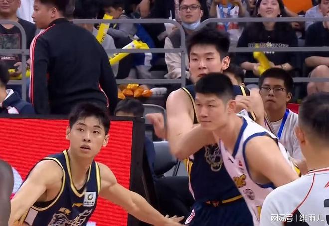 体系前锋,头球为王,德甲上演头球帽子戏法,退役指导莱万