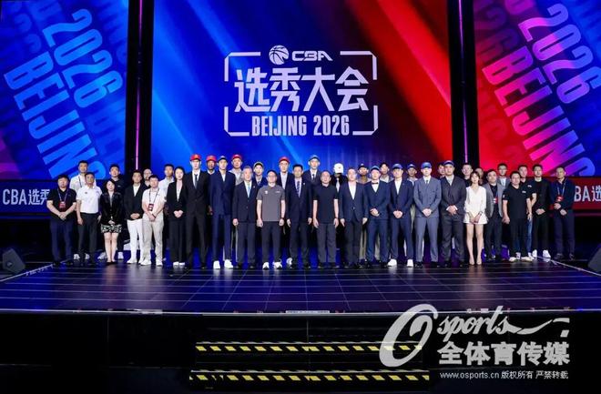 辛纳抵伦敦开启温网卫冕备战 复盘法网低谷低调蓄力草地征程