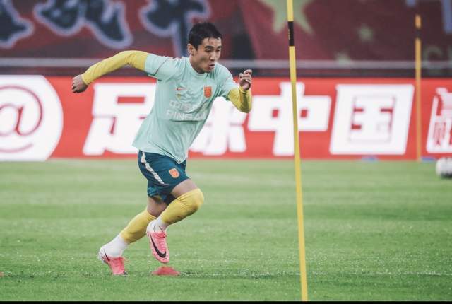 奥莱报：由于主裁向帕雷德斯出示黄牌，VAR有权介入提醒假摔