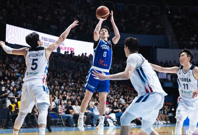 居然还敢来挑衅,菲律宾再次集结11艘船硬闯中国黄岩岛领海,水炮专治头铁猴儿!